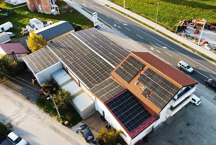 What factors need to be considered in particular when choosing a building roof for installing a household distributed photovoltaic system?